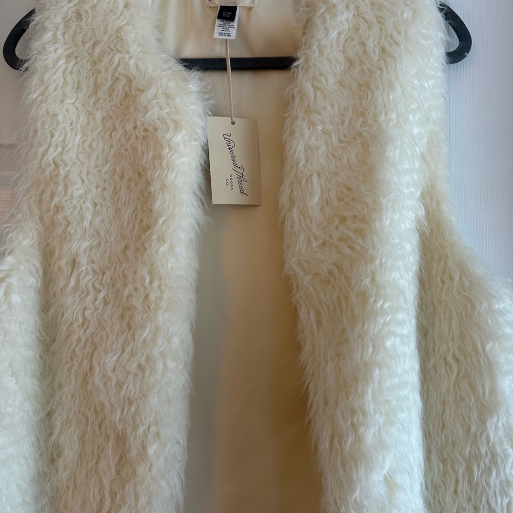 Universal Thread Cream Fuzzy Vest - Picture 7 of 9